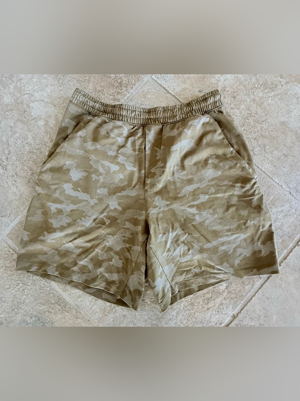 Lululemon Men’s Camo Mesh Athletic Shorts Medium (Measured)